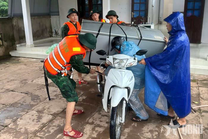  Bộ đội Biên phòng tỉnh Quảng Trị hỗ trợ người dân Lao Bảo di dời tài sản tránh mưa lũ. Ảnh: QUANG HÀ