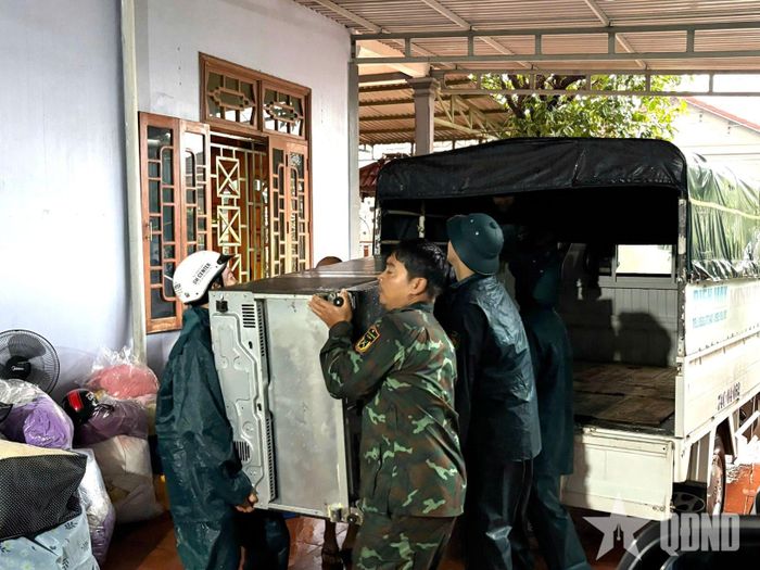  Lực lượng Ban CHQS xã Lao Bảo, tỉnh Quảng Trị hỗ trợ người dân di dời tài sản. Ảnh: XUÂN DIỆN 
