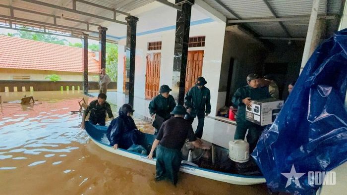 Lực lượng Ban CHQS xã Lao Bảo giúp dân di dời tài sản. Ảnh: XUÂN DIỆN