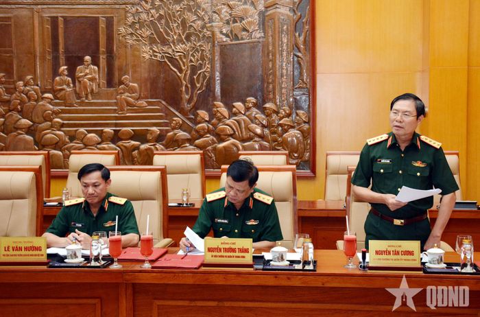 Đại tướng Nguyễn Tân Cương phát biểu phân tích, làm rõ một số nội dung tại hội nghị.