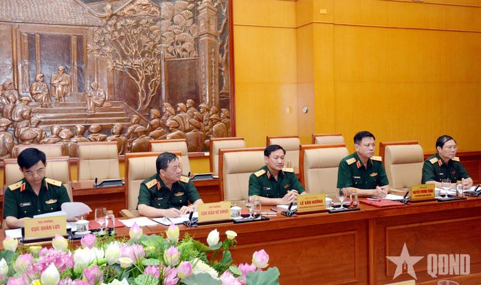 Đại tướng Nguyễn Tân Cương cùng các đại biểu dự hội nghị.