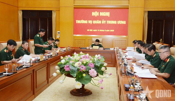 Trung tướng Lê Văn Hướng, Phó tổng Tham mưu trưởng trình bày báo cáo đề xuất tại hội nghị.