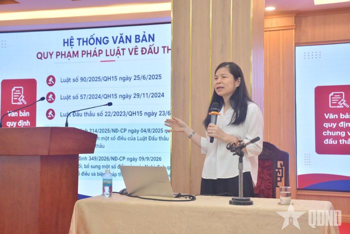Đồng chí Phạm Minh Yến, Phó giám đốc Trung tâm Hỗ trợ đấu thầu, Cục Quản lý đấu thầu, Bộ Tài chính trao đổi tại khóa tập huấn.