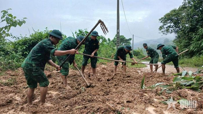 Cán bộ, chiến sĩ Đồn Biên phòng Ba Nang khắc phục các điểm sạt lở. 