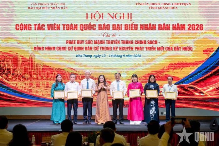 Tổng biên tập Báo Đại biểu Nhân dân Phạm Thị Thanh Huyền trao bằng khen tôn vinh cộng tác viên tiêu biểu.