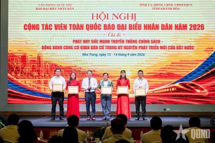 Lãnh đạo Báo Đại biểu Nhân dân trao bằng khen tôn vinh các cộng tác viên tiêu biểu. Ảnh: PHẠM THẮNG