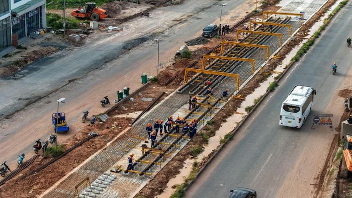 Tuyến LRT Phú Quốc hướng tới cột mốc lắp đặt 1km đường ray đầu tiên. Ảnh: ÁNH DƯƠNG