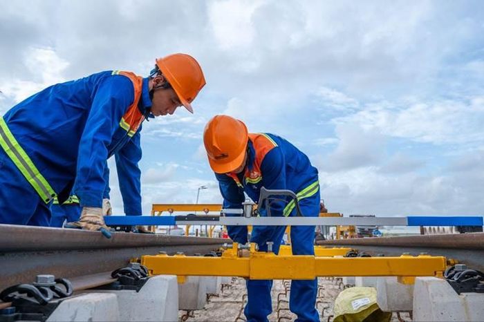 Thi công lắp đặt đường ray dự án tuyến đường sắt nhẹ (LRT) tại đặc khu Phú Quốc (tỉnh An Giang). Ảnh: ÁNH DƯƠNG