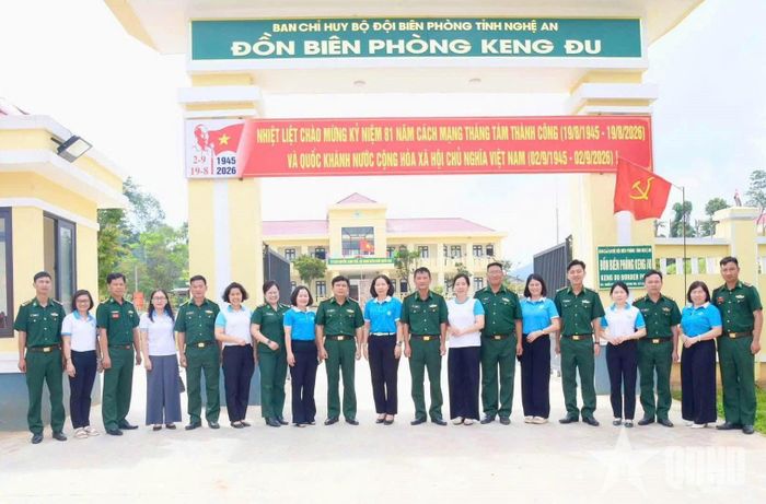 Đoàn thăm Đồn Biên phòng Keng Đu. 