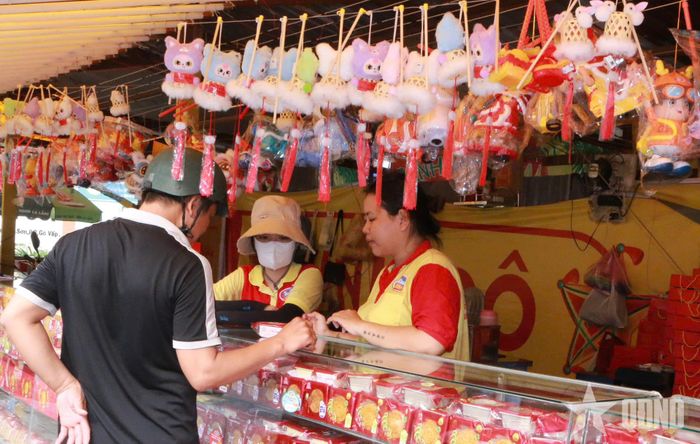 Một quầy bán bánh trung thu trên đường Phạm Văn Đồng, TP Hồ Chí Minh.