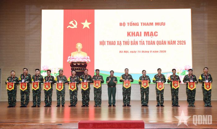  Trung tướng Nguyễn Bá Lực trao Cờ lưu niệm tặng các đội tham dự hội thao. 