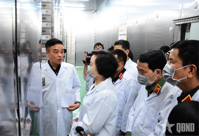  Phó thủ tướng Phạm Thị Thanh Trà và các đại biểu kiểm tra công tác tiếp nhận, quản lý, bảo quản và lưu trữ mẫu hài cốt liệt sĩ.  