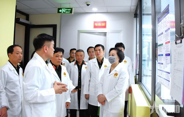 Phó thủ tướng Phạm Thị Thanh Trà kiểm tra dây chuyền xét nghiệm ADN của Viện Pháp y Quân đội. 