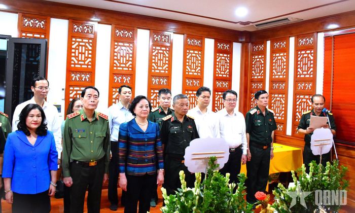 Phó thủ tướng Phạm Thị Thanh Trà và các đại biểu dâng hương tưởng niệm các liệt sĩ.