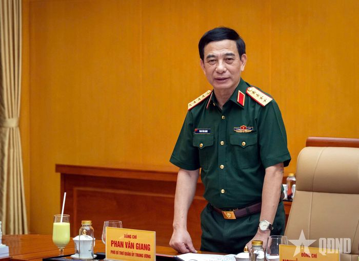  Đại tướng Phan Văn Giang thay mặt Ban Thường vụ Quân ủy Trung ương phát biểu tại hội nghị. 