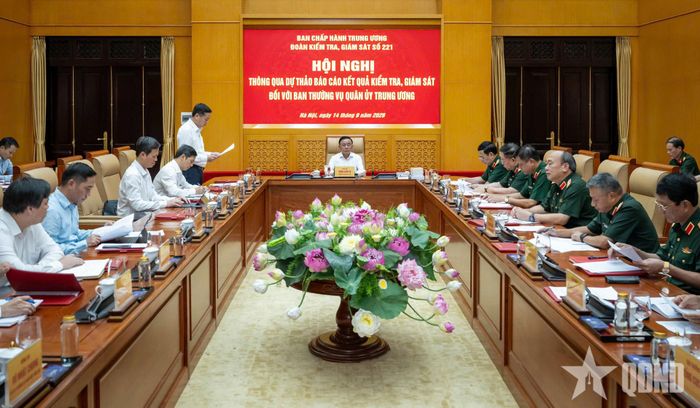  Đại diện Đoàn kiểm tra, giám sát số 221 trình bày dự thảo báo cáo tại hội nghị.