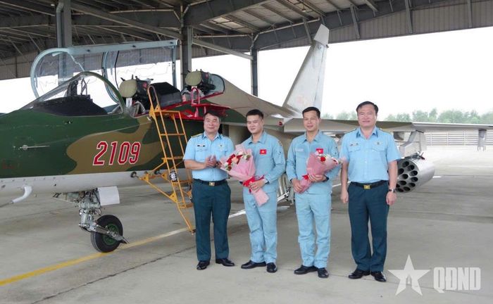  Đại tá Lê Chung Nam và Đại tá Đoàn Thế Sơn chúc mừng tổ bay Yak-130 hoàn thành tốt nhiệm vụ bay chuyển sân.  