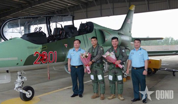 Đại tá Lê Chung Nam, Phó tham mưu trưởng Quân chủng Phòng không - Không quân và Đại tá Đoàn Thế Sơn, Hiệu trưởng Trường Sĩ quan Không quân chúc mừng tổ bay L-39NG hoàn thành tốt nhiệm vụ bay chuyển sân.