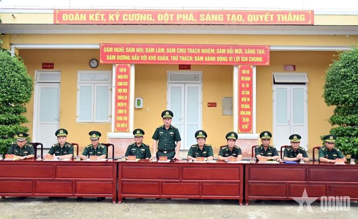  Đại tá Hoàng Minh Hùng, Chỉ huy trưởng Ban chỉ huy Bộ đội Biên phòng TP Huế phát biểu chỉ đạo. 