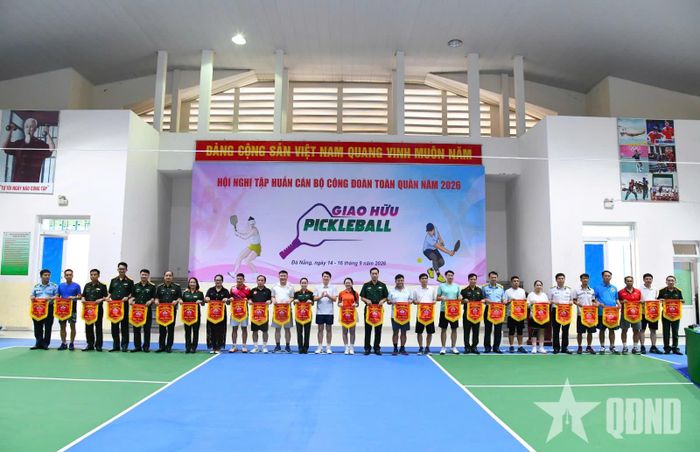  Ban tổ chức tặng cờ lưu niệm cho các đội tham gia thi đấu giao lưu thể thao.  