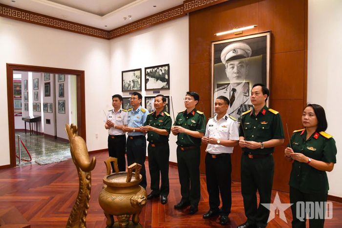  Đoàn đại biểu Lớp tập huấn cán bộ công đoàn toàn quân năm 2026 dâng hương tưởng niệm Chủ tịch Hồ Chí Minh và Đại tướng Võ Nguyên Giáp. 