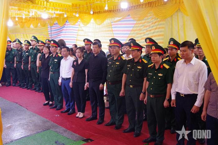 Lãnh đạo tỉnh Hưng Yên và chỉ huy đơn vị cùng đồng đội, người dân dự Lễ truy điệu.