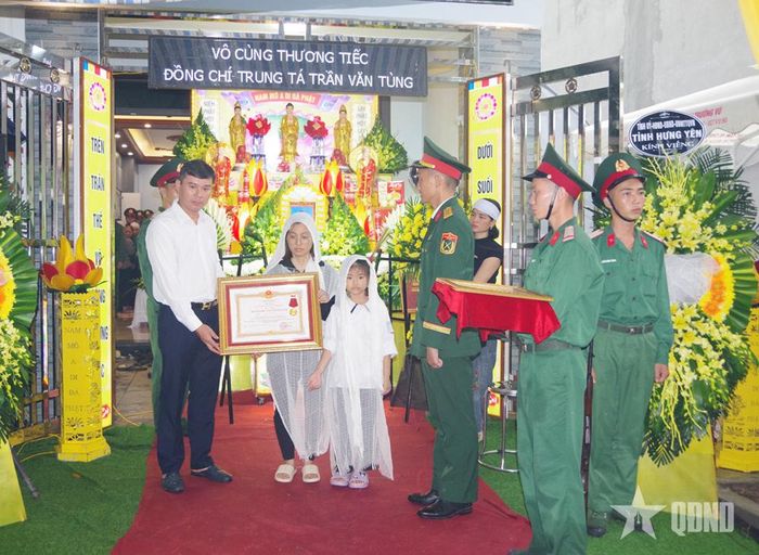 Thừa ủy quyền của Chủ tịch nước, lãnh đạo tỉnh Hưng Yên trao Huân chương Dũng cảm truy tặng Trung tá Trần Văn Tùng cho thân nhân Trung tá Trần Văn Tùng.
