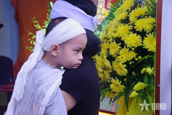 Con trai Trung tá Trần Văn Tùng trước giờ tiễn biệt cha.