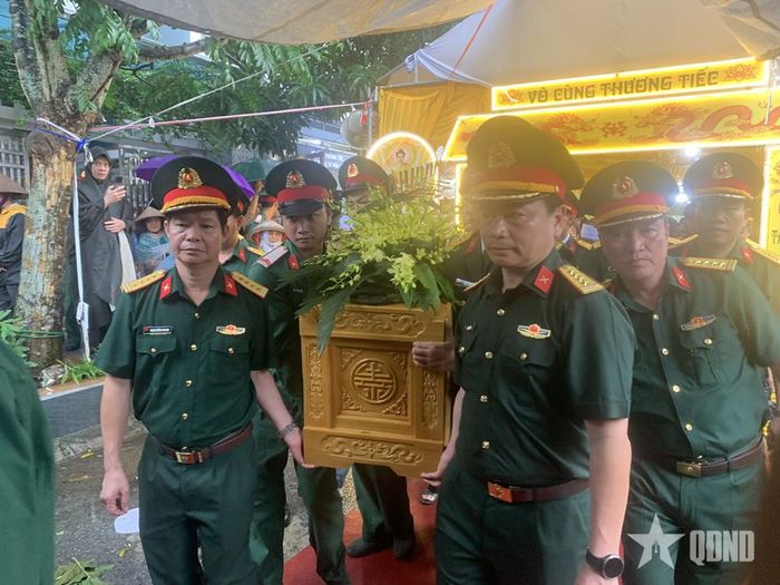 Chỉ huy đơn vị và đồng đội đưa di cốt của Trung tá Trần Văn Tùng về nơi an nghỉ cuối cùng.