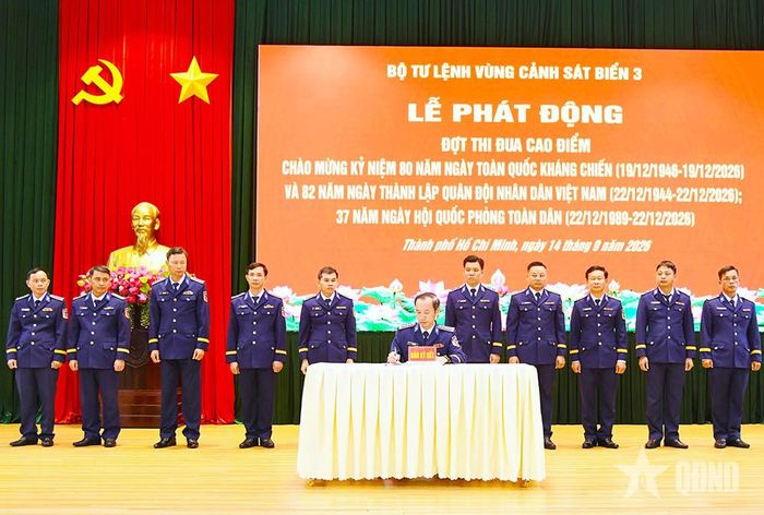 Đại diện các cơ quan, đơn vị ký giao ước thi đua. 