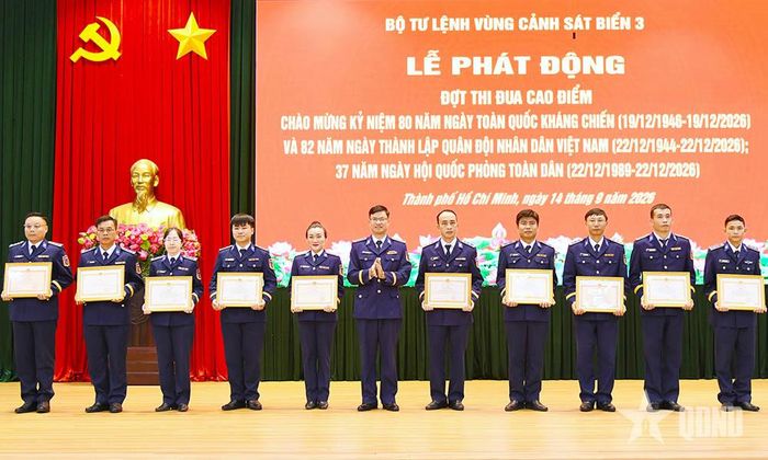  Lãnh đạo Vùng Cảnh sát biển 3 trao thưởng cho các tập thể, cá nhân tiêu biểu.  