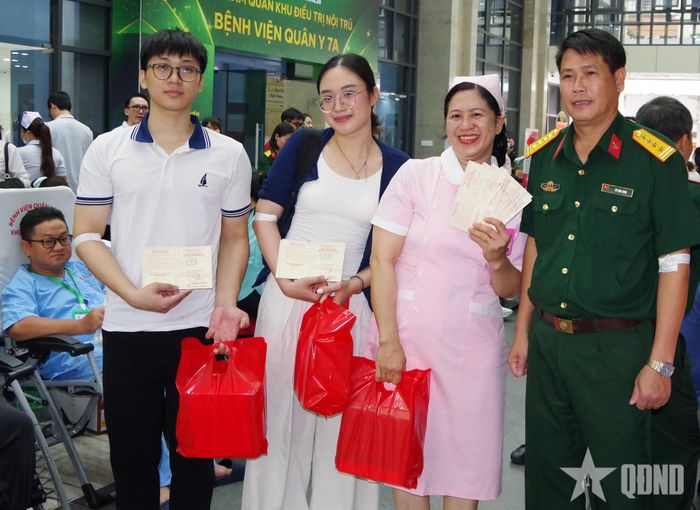 Lãnh đạo Bệnh viện Quân y 7A gặp gỡ, động viên tinh thần hiến máu tình nguyện của gia đình chị Đỗ Thỵ Hoài Dung.