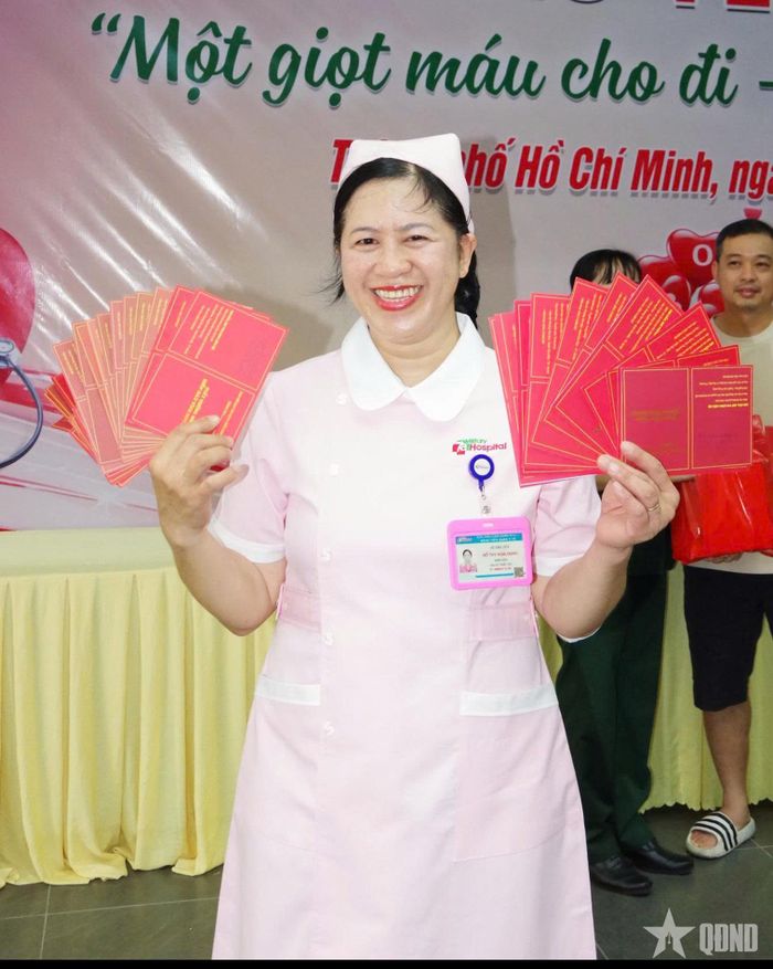Chị Đỗ Thỵ Hoài Dung tự hào với hành trình hiến máu tình nguyện của mình.