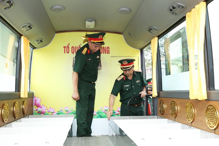 Hội đồng nghiệm thu kiểm tra thực tế tình trạng hoạt động của xe chuyên chở hài cốt liệt sĩ.