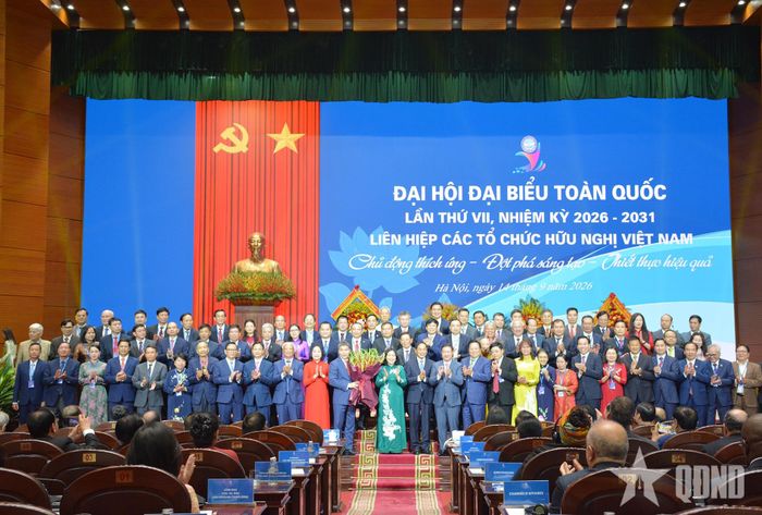 Đồng chí Bùi Thị Minh Hoài tặng hoa, chụp ảnh chung cùng các đồng chí trong Ban Chấp hành Liên hiệp các tổ chức hữu nghị Việt Nam nhiệm kỳ 2026-2031.