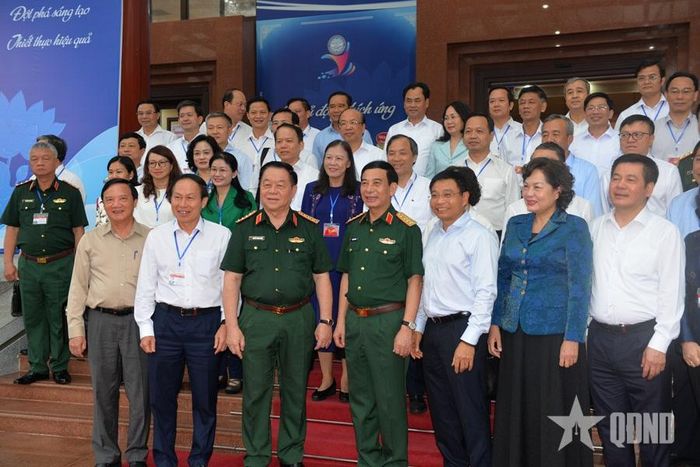  Đại tướng Phan Văn Giang và Đại tướng Nguyễn Trọng Nghĩa trao đổi với các đại biểu lớp nghiên cứu. Ảnh: KIM NGỌC