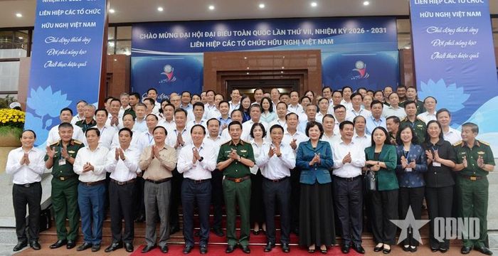  Đại tướng Phan Văn Giang chụp ảnh lưu niệm với các đại biểu lớp nghiên cứu. Ảnh: KIM NGỌC