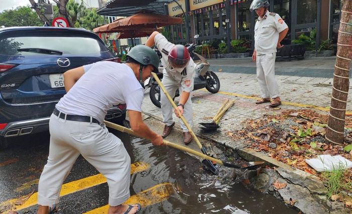 Lực lượng chức năng phường Hải Châu khơi thông các cửa thu nước để nâng cao khả năng thu gom, tiêu thoát nước mặt.