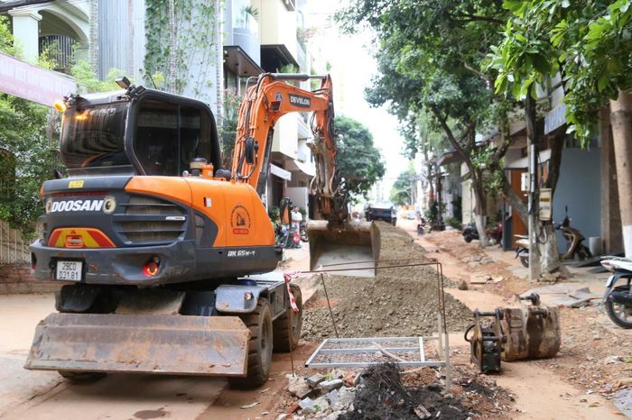 Người dân mong mỏi dự án sớm hoàn thành khi mùa mưa đang đến.