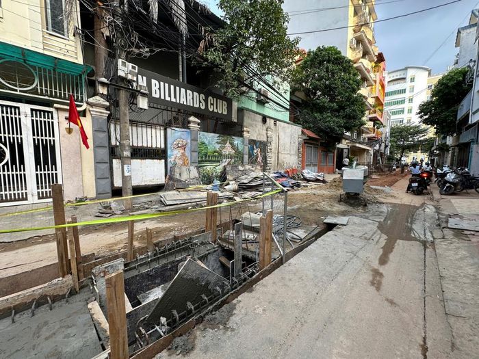 Việc thi công nâng cấp đường Tống Phước Phổ "kéo rê" thời gian dài khiến cuộc sống sinh hoạt của người dân bị ảnh hưởng.