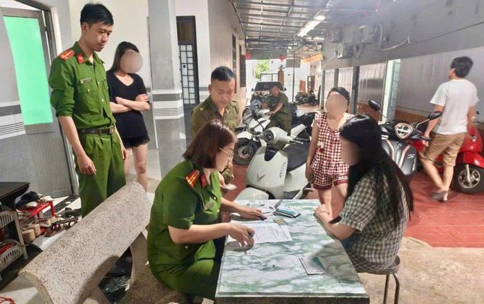 Công an xã Đại Lộc test nhanh ma túy tại một cơ sở kinh doanh dịch vụ có điều kiện.