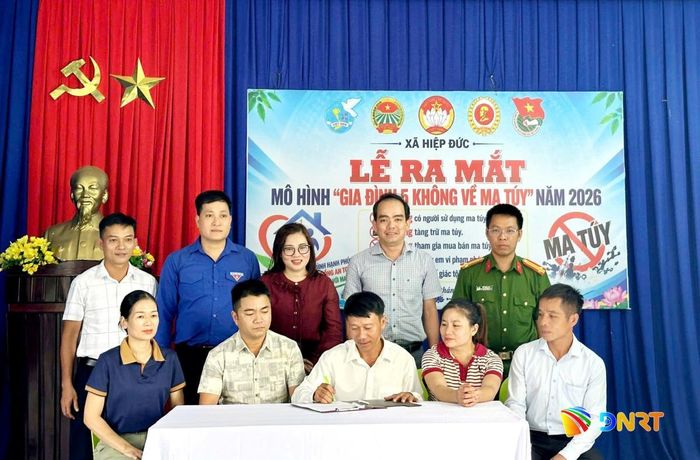Đại diện các gia đình trên địa bàn xã Đại Lộc ký kết thực hiện mô hình "Gia đình 5 không về ma túy".
