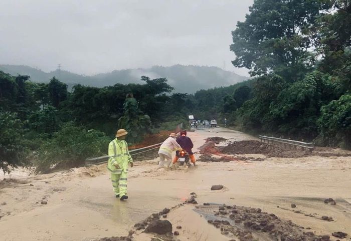 Lực lượng Cảnh sát giao thông chốt chặn tại các khu vực ngập sâu.