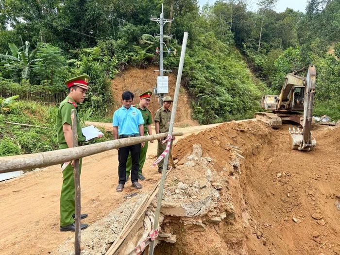 Lực lượng Công an cơ sở kiểm tra khu vực sạt lở.