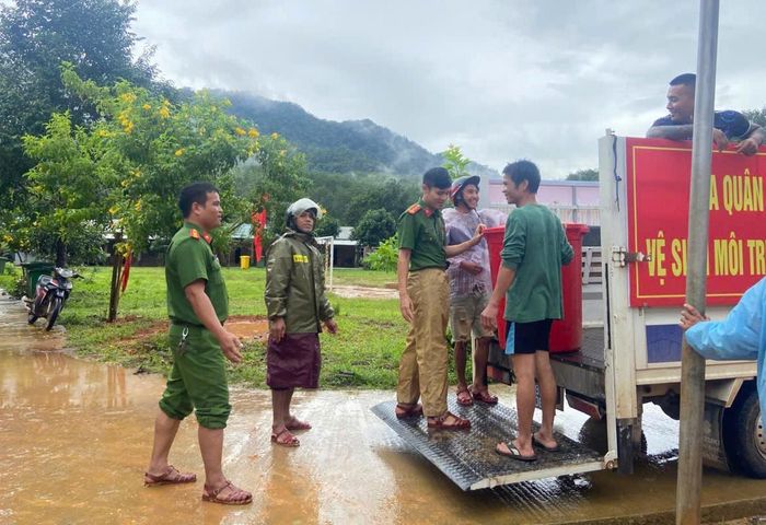 Công an xã Tây Giang hỗ trợ người dân di dời tài sản đến nơi an toàn.