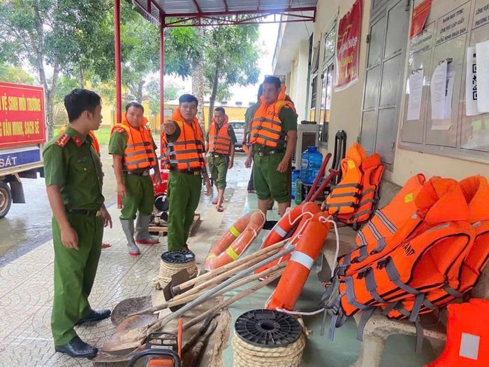 Công an cơ sở chuẩn bị sẵn sàng áo phao.