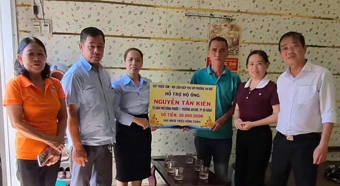 Trao hỗ trợ cho 2 gia đình chị Hiền và anh Kiên.