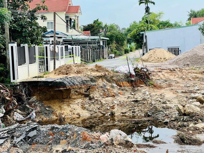 Việc hạng mục cầu không được rào chắn bảo vệ an toàn, ban ngày còn dễ nhận biết nhưng khi đêm xuống, ánh sáng yếu khiến người tham gia giao thông khó phát hiện, tiềm ẩn nguy cơ, tai nạn bất cứ lúc nào.