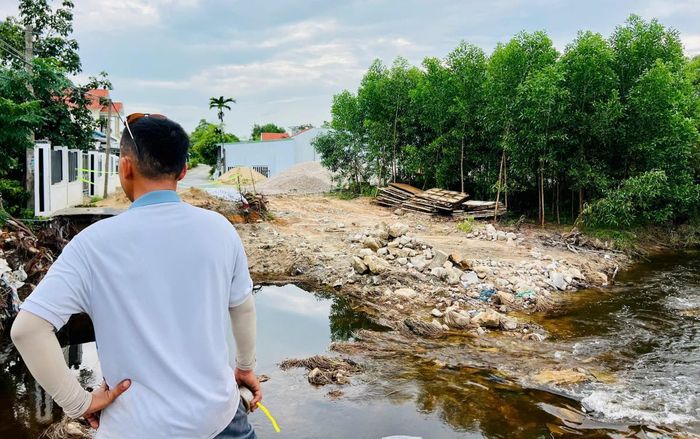 Nằm trên trục chính của khu dân cư, vì vậy người dân sống quanh dự án tỏ ra vô cùng lắng về tiến độ thi công cũng như nguy cơ mất an toàn giao thông. Nếu người tham gia giao thông không quen đường rất dễ rơi vào tình huống bất ngờ khi đi vào khu vực đang thi công.