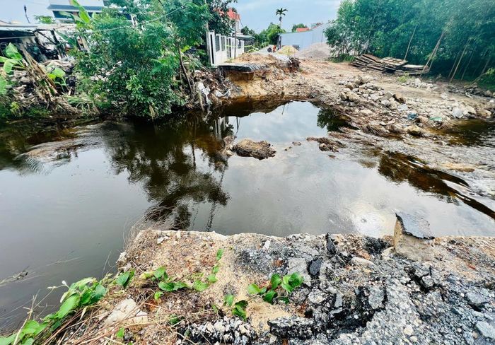 Ghi nhận thực tế, dự án không có nhân công hay thiết bị thực hiện. Thậm chí, hạng mục cầu đào xong nhưng chưa thực hiện các biện pháp thi công tiếp theo. Vì vậy, do ảnh hưởng của mưa nên dòng nước đã chia cắt giao thông tuyến đường.